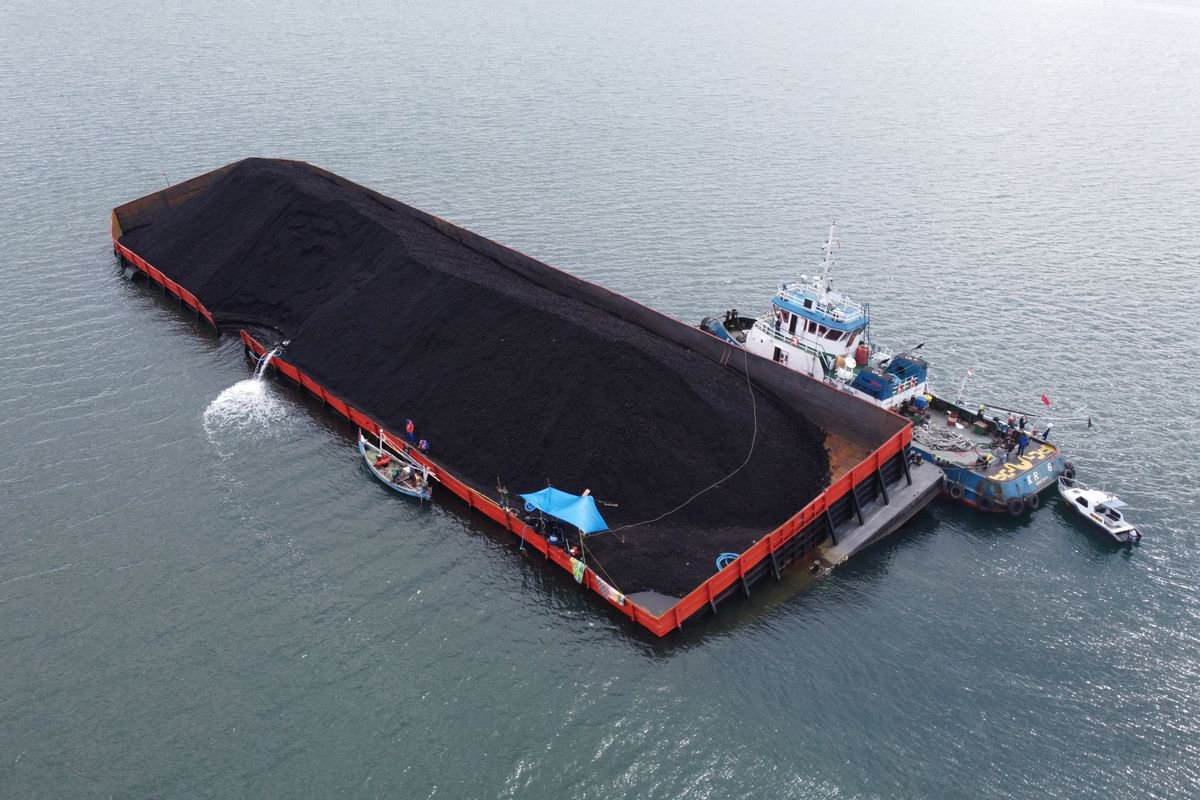 Coal Barges, Main Transportation to Support Energy Distribution